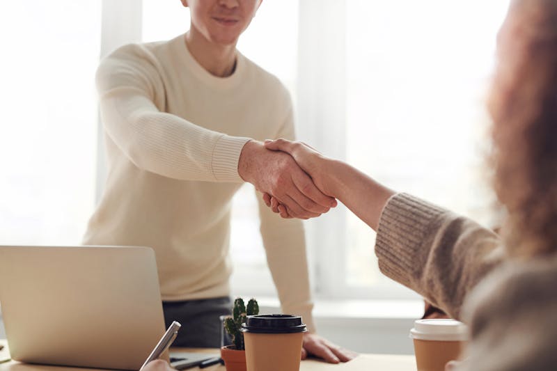 Entrepreneur travaillant avec la plateforme OneSwis sur son ordinateur