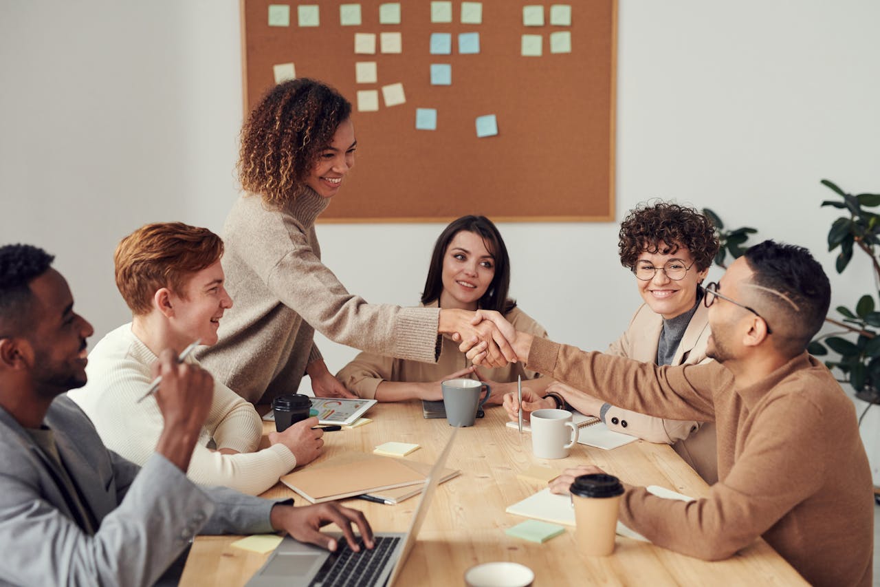 Équipe professionnelle collaborant sur une plateforme CRM